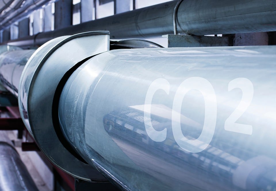 Industrieanlage mit großem Rohrleitungssystem, Aufschrift CO2 auf Metallrohr