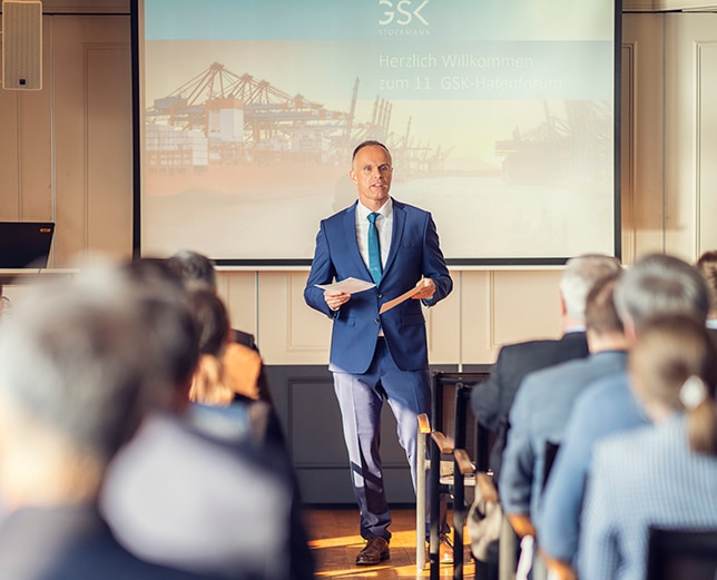 Rechtsanwalt Dr. Arne Gniechwitz von GSK Stockmann bei einem Vortrag