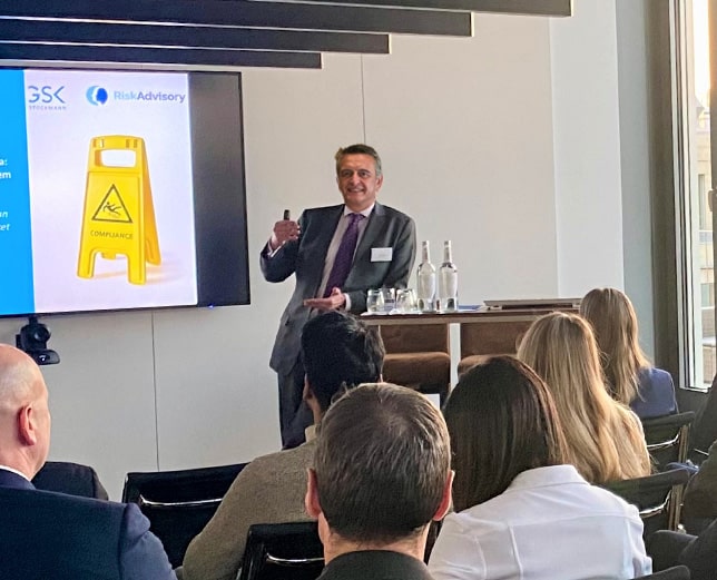 Rechtsanwalt Eric Mayer von GSK Stockmann bei einem Vortrag